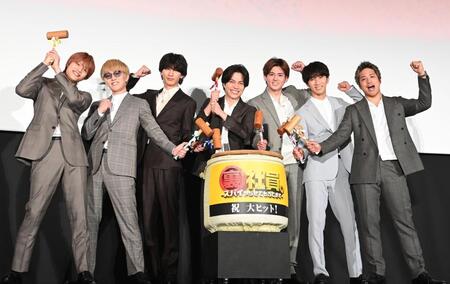 　鏡開きをするＷＥＳＴ．の（左から）中間淳太、神山智洋、藤井流星、重岡大毅、小瀧望、濵田崇裕、桐山照史らメンバーたち（撮影・園田高夫）