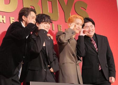 　かわいらしくポーズを決めて撮影に応じた（左から）兵頭拓海、豆原一成、池﨑理人、西川達郎監督