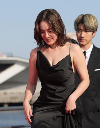 　黒のドレスで登壇する筧美和子（撮影・西岡正）