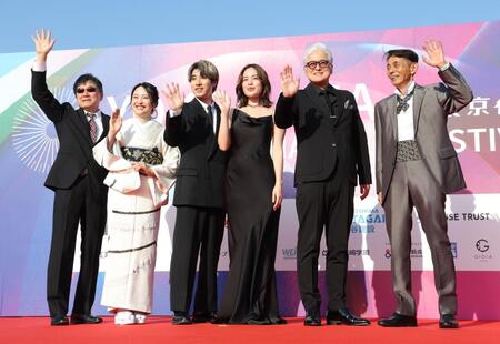 　舞台上で手を振る（左から）瀬木直貴監督、林田麻里、福山翔大、筧美和子、陣内孝則、宮崎逸郎プロデューサー（撮影・西岡正）