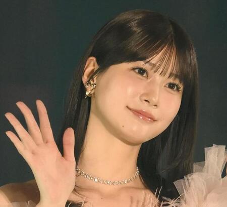 　キュートに手を振る生見愛瑠＝３日、国立代々木競技場第一体育館