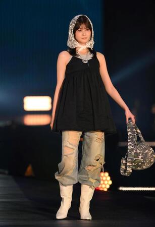 ランウェイを歩く生見愛瑠＝３日、国立代々木競技場第一体育館