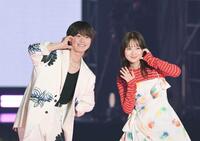 　ポーズを決める大橋和也（左）と畑芽育（撮影・園田高夫）