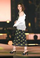 　ランウェーを歩く村重杏奈