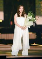 　ランウェーを歩く板野友美