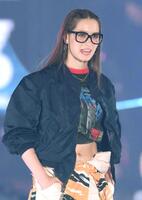 　ランウェーを歩くトラウデン直美