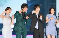 　ポーズを決める（左から）早瀬憩、佐野晶哉、奥平大兼、出口夏希