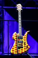 　ステージ中央に配置されたｈｉｄｅさんの愛用ギター＝撮影・Ｋａｚｕｋｏ　Ｔａｎａｋａ（ＣＡＰＳ）