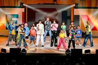 　ステージに立つ浦川翔平（左端）、（中央左から）中島颯太、小森隼、吉野北人 、木村慧人（右端） 