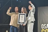 　ギネス記録樹立を喜ぶ（左から）ジェイコブ・ロメロ・ギブソン、エミリー・ラッド、新田真剣佑