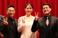 　舞台あいさつに登壇した（左から）八嶋智人、秋田汐梨、川平慈英