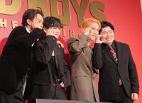 　かわいらしくポーズを決めて撮影に応じた（左から）兵頭拓海、豆原一成、池﨑理人、西川達郎監督