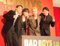 　ポーズを決めて撮影に応じた（左から）兵頭拓海、豆原一成、池﨑理人、西川達郎監督