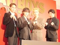 ポーズを決めて撮影に応じた（左から）兵頭拓海、豆原一成、池﨑理人、西川達郎監督＝東京・丸の内ＴＯＥＩ