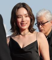 　黒のドレスで登壇する筧美和子（撮影・西岡正）