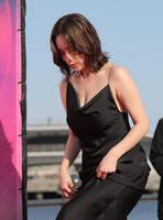 　黒のドレスで登壇する筧美和子（撮影・西岡正）