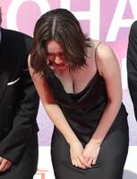 　舞台上で一礼する筧美和子（撮影・西岡正）