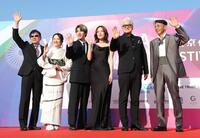 　舞台上で手を振る（左から）瀬木直貴監督、林田麻里、福山翔大、筧美和子、陣内孝則、宮崎逸郎プロデューサー（撮影・西岡正）