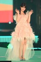 　キュートに手を振る生見愛瑠＝３日、国立代々木競技場第一体育館