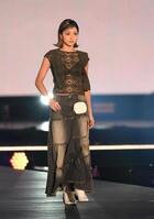 ランウェイを歩く池田美優＝３日、国立代々木競技場第一体育館