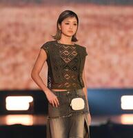 ランウェイを歩く池田美優＝３日、国立代々木競技場第一体育館