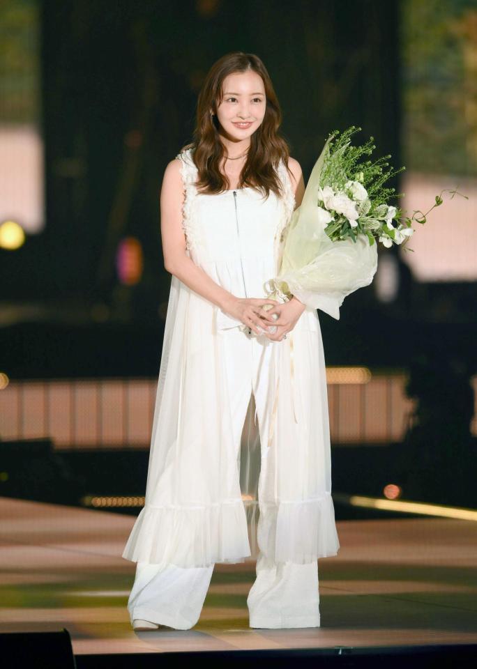 　ランウェーを歩く板野友美