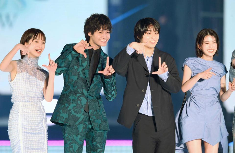 　ポーズを決める（左から）早瀬憩、佐野晶哉、奥平大兼、出口夏希