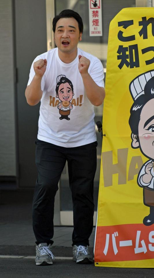 　お客さんの写真撮影に応じる元ジャングルポケットの斉藤慎二被告（撮影・持木克友）