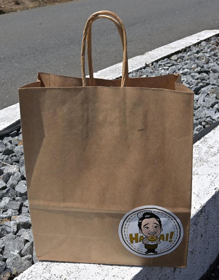 　バームＳＡＩＴＯＵの紙袋（撮影・持木克友）