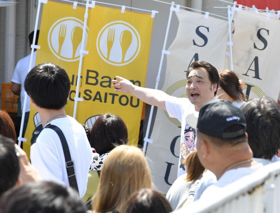 　お客さんの対応をする元ジャングルポケット・斉藤慎二被告（撮影・持木克友）