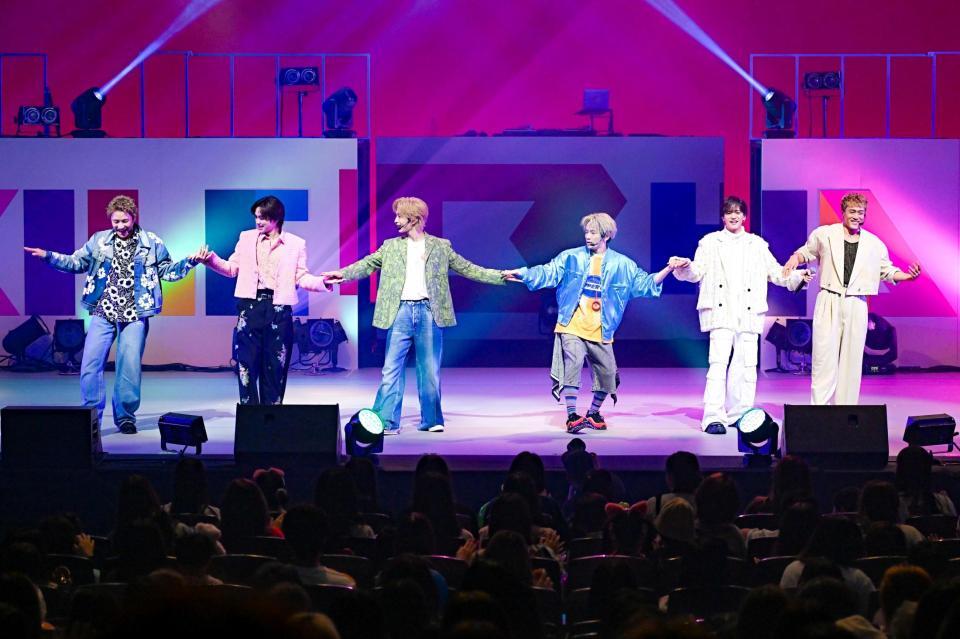 　手を取り合う（左から）小森隼、吉野北人、木村慧人、浦川翔平、中島颯太、中務裕太