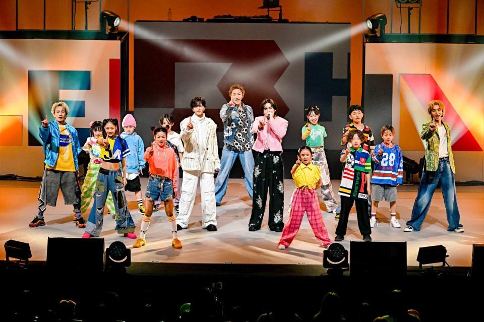 　ステージに立つ浦川翔平（左端）、（中央左から）中島颯太、小森隼、吉野北人 、木村慧人（右端） 