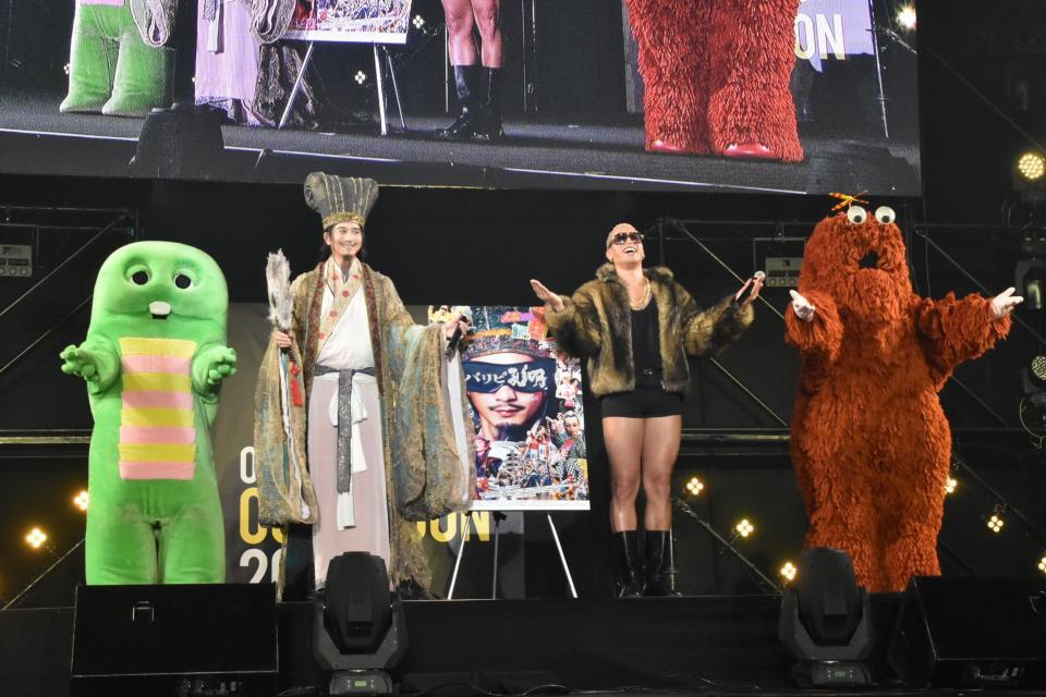 　天下泰平のポーズを決める（左から）ガチャピン、向井理、関口メンディー、ムック