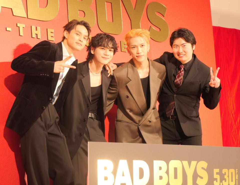 　ポーズを決めて撮影に応じた（左から）兵頭拓海、豆原一成、池﨑理人、西川達郎監督