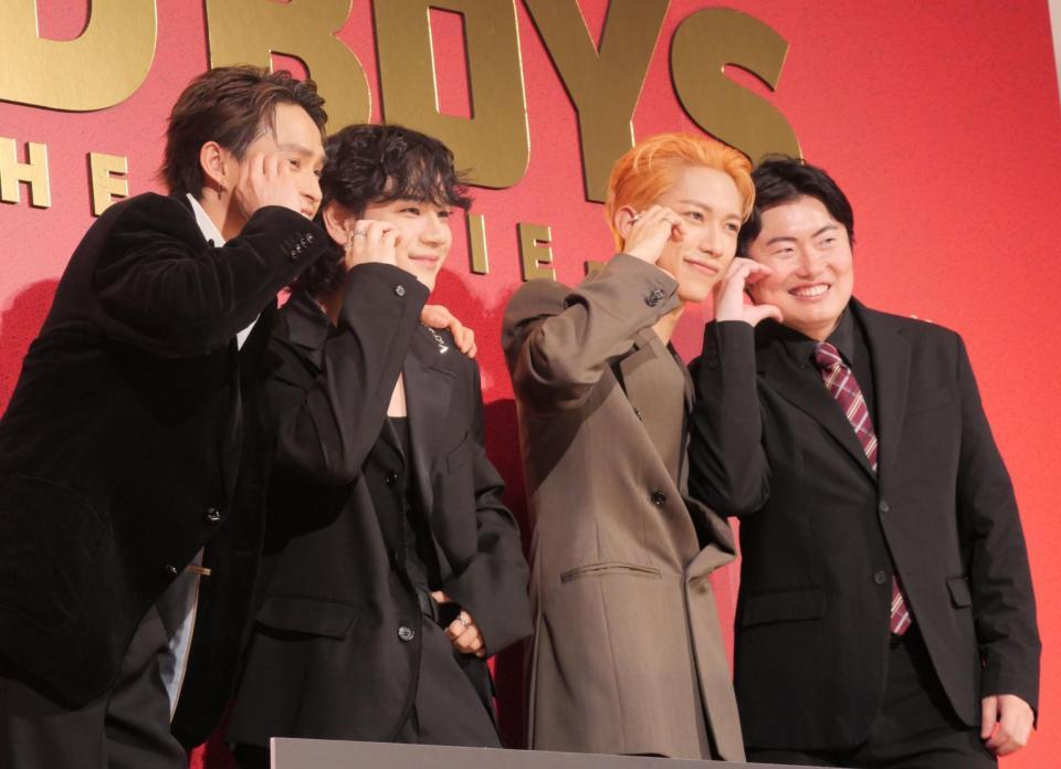 　かわいらしくポーズを決めて撮影に応じた（左から）兵頭拓海、豆原一成、池﨑理人、西川達郎監督