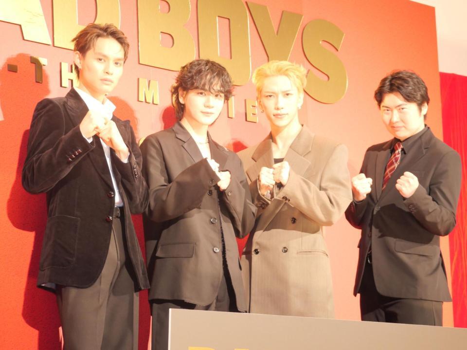 ポーズを決めて撮影に応じた（左から）兵頭拓海、豆原一成、池﨑理人、西川達郎監督＝東京・丸の内ＴＯＥＩ