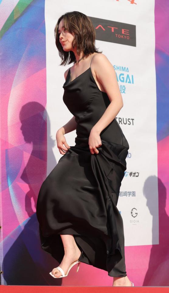 　黒のドレスで登壇する筧美和子（撮影・西岡正）