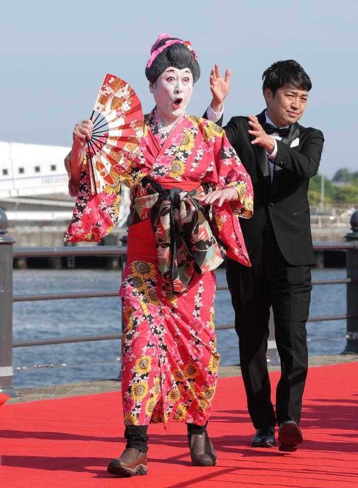 　レッドカーペットに登場するコウメ太夫（撮影・西岡正）