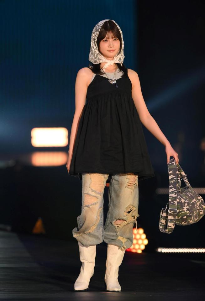 ランウェイを歩く生見愛瑠＝３日、国立代々木競技場第一体育館