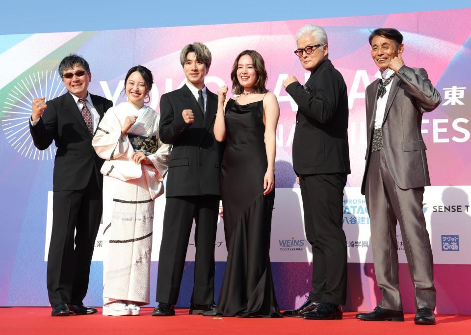 　ポーズを決める（左から）瀬木直貴監督、林田麻里、福山翔大、筧美和子、陣内孝則、宮崎逸郎プロデューサー（撮影・西岡正）