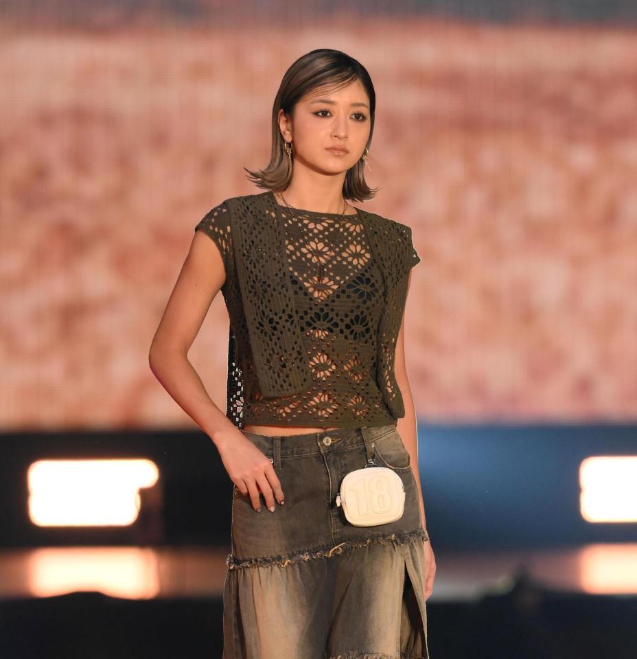 ランウェイを歩く池田美優＝３日、国立代々木競技場第一体育館