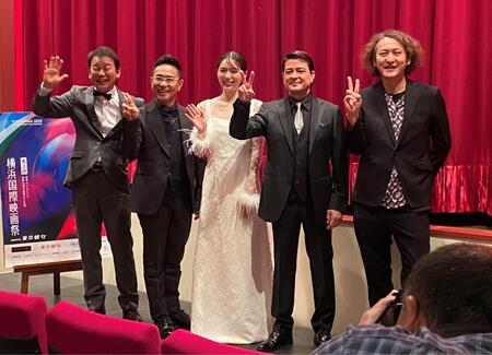 　舞台あいさつに登壇した（左から）横山雄二、八嶋智人、秋田汐梨、川平慈英、時川英之監督
