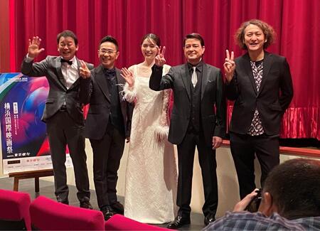 　舞台あいさつに登壇した（左から）横山雄二、八嶋智人、秋田汐梨、川平慈英、時川英之監督