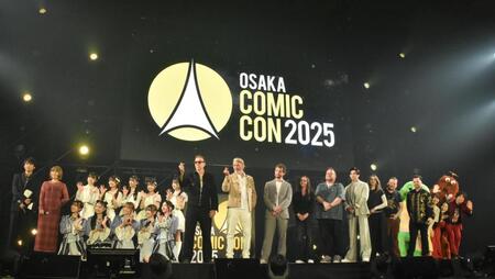 　グランドフィナーレに参加した海外セレブら出演者。（左から）中丸雄一、ＩＭＡＬＵ、ＮＭＢ４８（１０人）、ニコラス・ケイジ、マッツ・ミケルセン、ヒュー・ダンシー、クリスティーナ・リッチ、Ｃ．Ｂ．セブルスキー、新田真剣佑、エミリー・ラッド、エドワード・ファーロング、ダニエル・ローガン