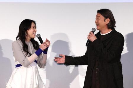 　舞台あいさつに登場した雛形あきこ（左）と加藤浩次監督（撮影・佐々木彰尚）