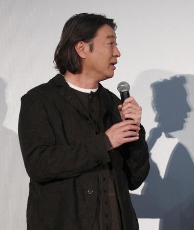 　舞台あいさつに登場した加藤浩次監督（撮影・佐々木彰尚）