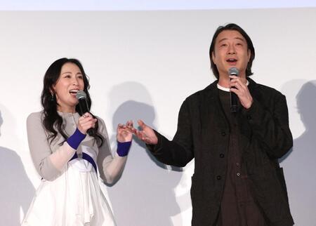 　登場した雛形あきこ（左）と加藤浩次監督（撮影・佐々木彰尚）