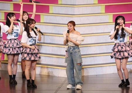 　応援総団長に就任した高橋みなみ（中央）＝撮影・佐々木彰尚