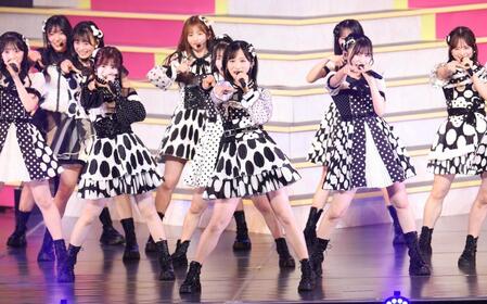 　熱いパフォーマンスを見せるＡＫＢ４８（撮影・佐々木彰尚）