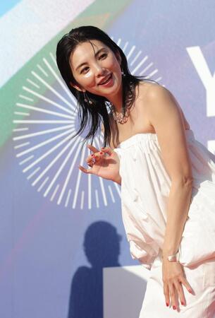 　レッドカーペットに登場する田中麗奈（４日）